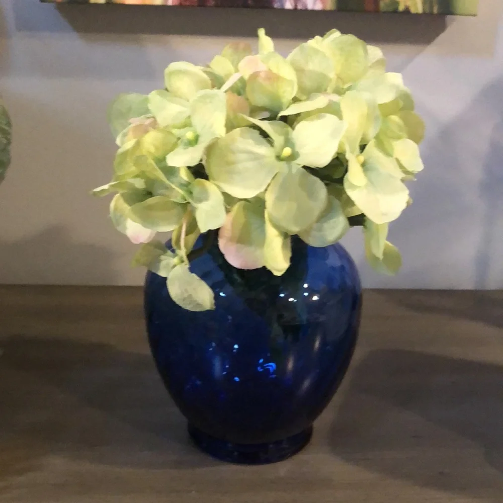 COBALT BLUE COLLECTIBLE SWIRL GLASS VASE